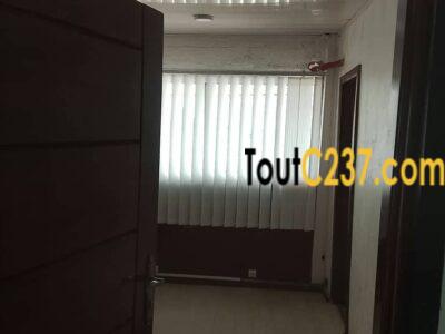 Studio pour bureau à louer à Akwa, Douala