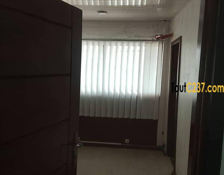 Studio pour bureau à louer à Akwa, Douala