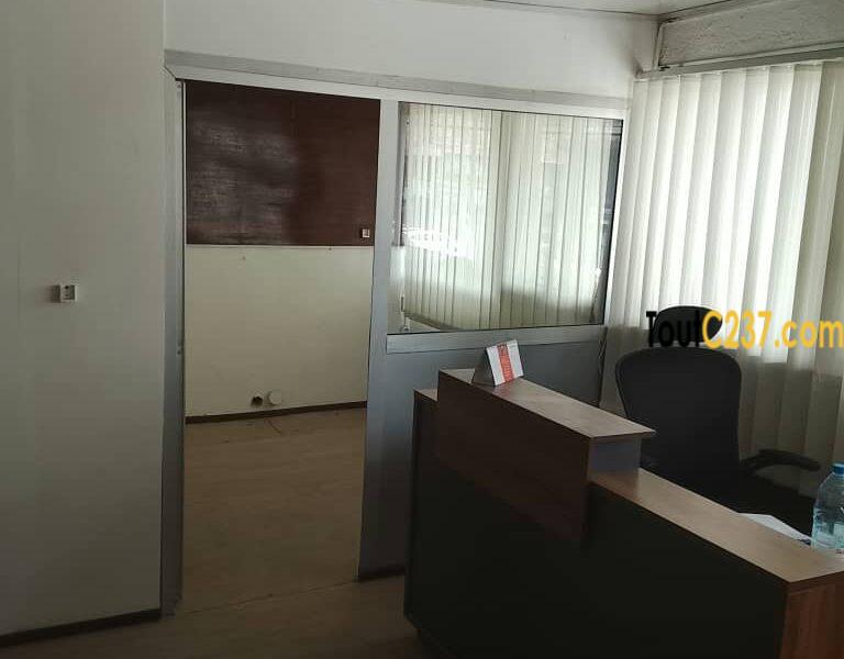 Studio pour bureau à louer à Akwa, Douala