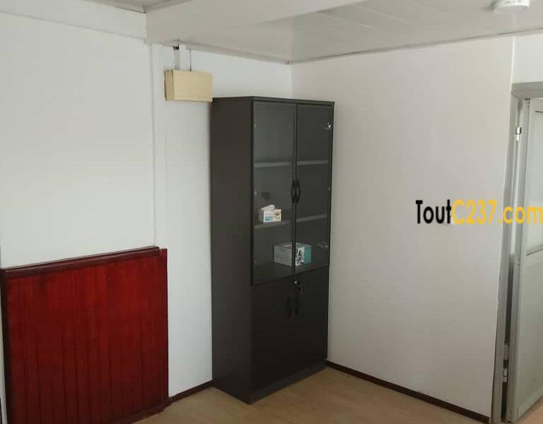 Studio pour bureau à louer à Akwa, Douala