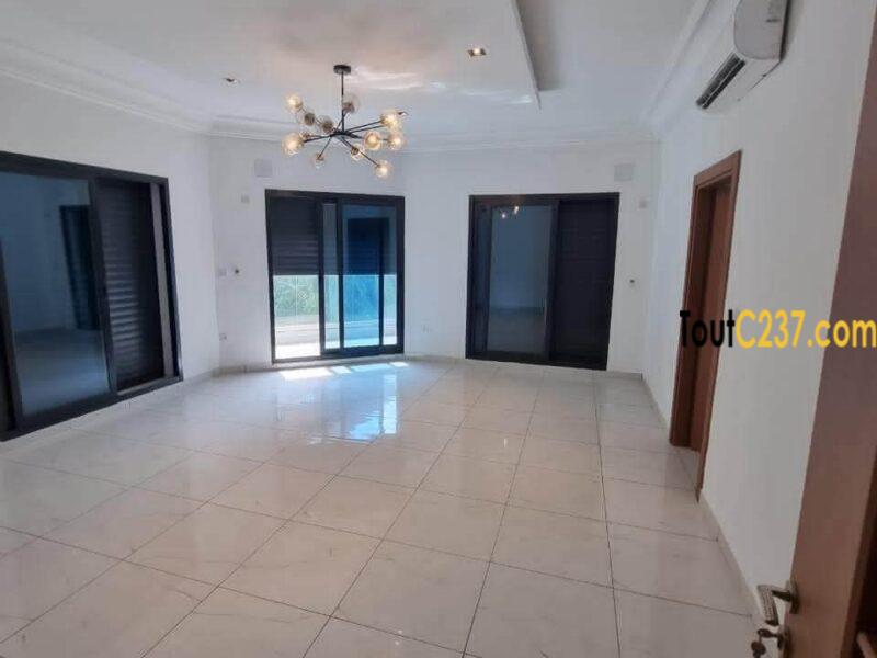 Appartement de 3 chambres à louer à Bonapriso, Douala
