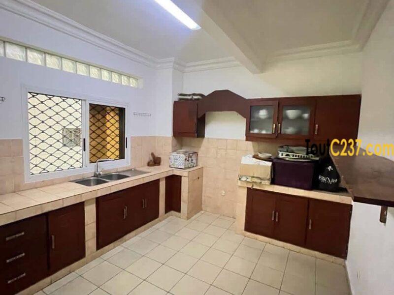Appartement de 3 chambres à louer à Bonapriso, Douala