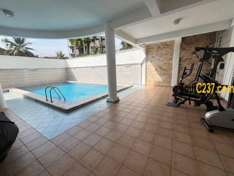 Appartement de 3 chambres à louer à Bonapriso, Douala