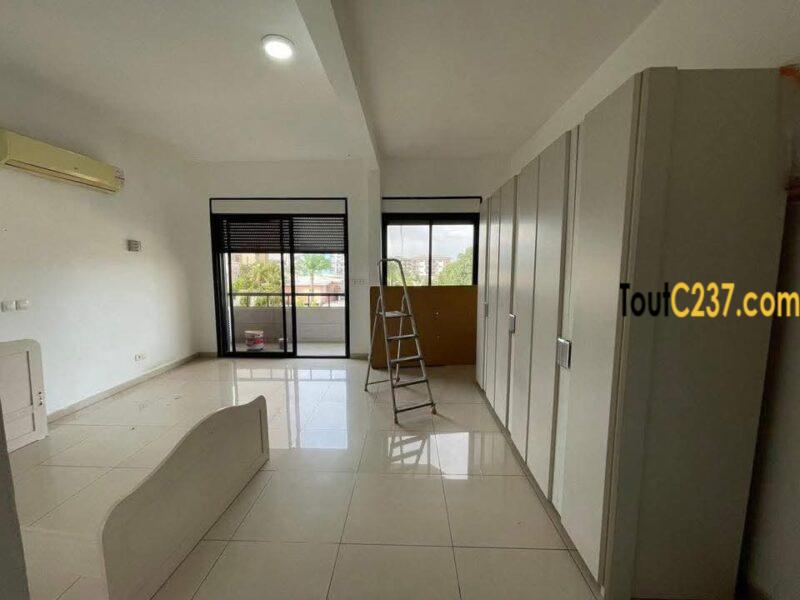 Appartement de 4 chambres à louer à Bonapriso