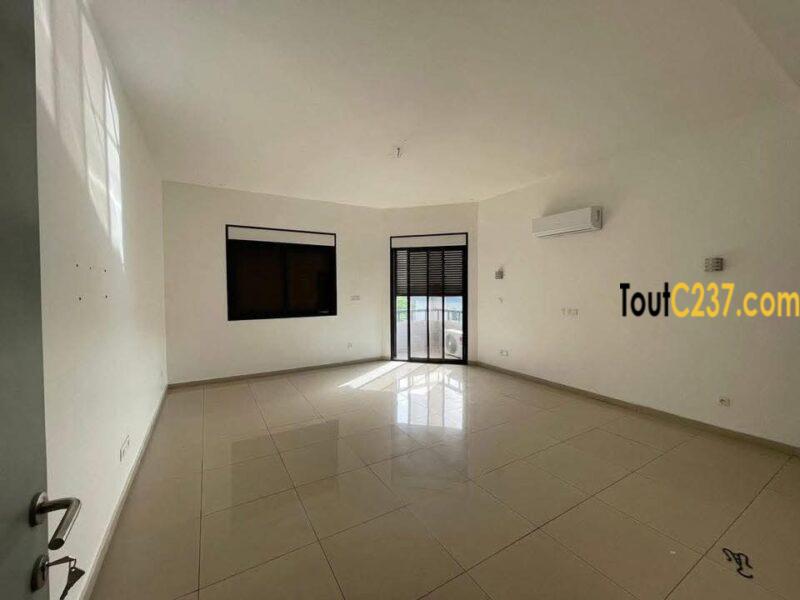 Appartement de 4 chambres à louer à Bonapriso