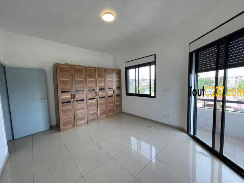 Appartement de 4 chambres à louer à Bonapriso
