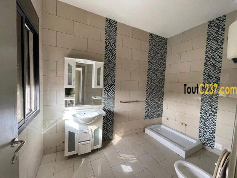 Appartement de 4 chambres à louer à Bonapriso