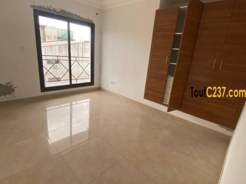 Appartement de 4 chambres à louer à Bonapriso, Douala