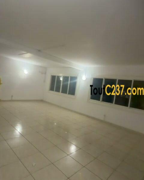 Duplex de 4 chambres à louer à Bonapriso Douala
