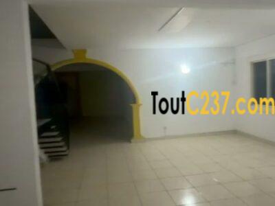 Duplex de 4 chambres à louer à Bonapriso Douala