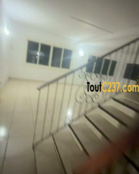 Duplex de 4 chambres à louer à Bonapriso Douala
